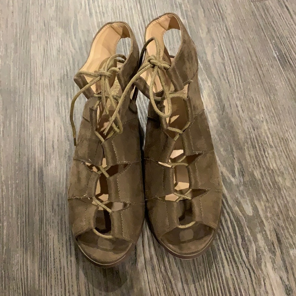 Low heel sandal